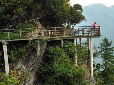 三亚华蓥山：天坑湖、玻璃栈道、瀑布群，探秘自然奇观