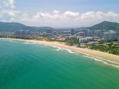 三亚万宁旅游：海滩与热带雨林，魅力对比